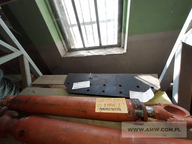 Części zamienne i akcesoria do sprzętu inż.-sap. - pakiet zawierający 48 poz. asort. (wg oddzielnego wykazu), w tym m.in.: chłodnice oleju, chłodnice wody, pompy olejowe, silnik spalinowy typ 166, zęby zrywarki itp. 